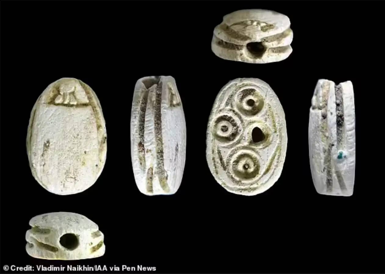 Археологи также обнаружили клад артефактов VIII века до н. э., запечатанный за каменной стеной в пещере. Среди них были горшки для приготовления пищи, кувшины с фрагментами древнееврейских надписей, тяжи для ткацких станков, скарабеи, штампованные печати с декоративными мотивами и точильные камни, использовавшиеся для измельчения зерна.