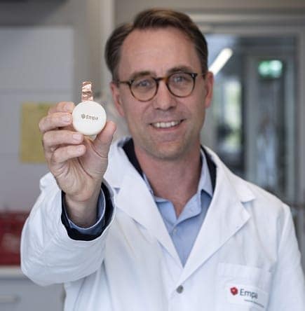 Ученый Empa Густав Нистрем с грибковой батарейкой, заключенной в пчелиный воск